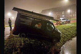 Bedrijfsbus komt net voor sloot tot stilstand in Hoogkarspel