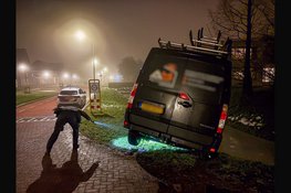 Bedrijfsbus komt net voor sloot tot stilstand in Hoogkarspel