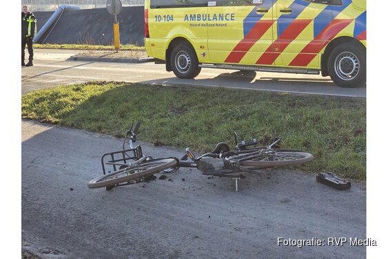 Fietser gewond na aanrijding met bestelbus op 80 km weg