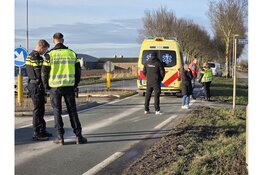 Fietser gewond na aanrijding met bestelbus op 80 km weg