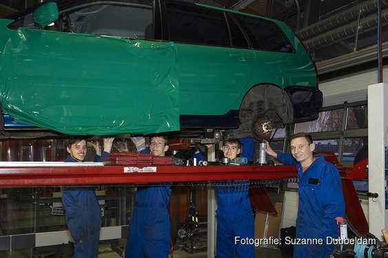 Studenten met de auto naar Afrika voor het goede doel