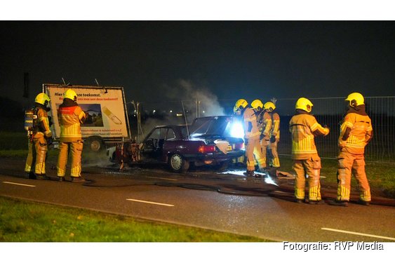 Oldtimer vliegt in brand tijdens rijden