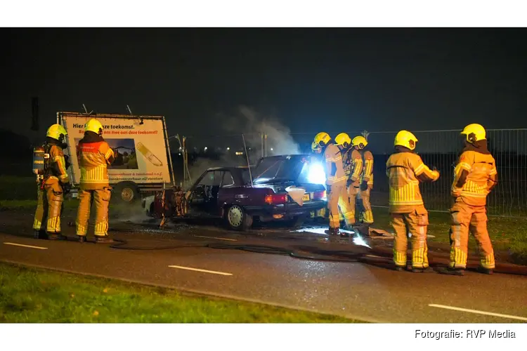 Oldtimer vliegt in brand tijdens rijden