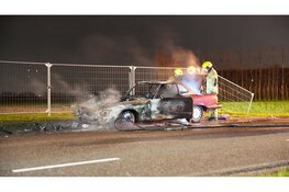 Oldtimer vliegt in brand tijdens rijden