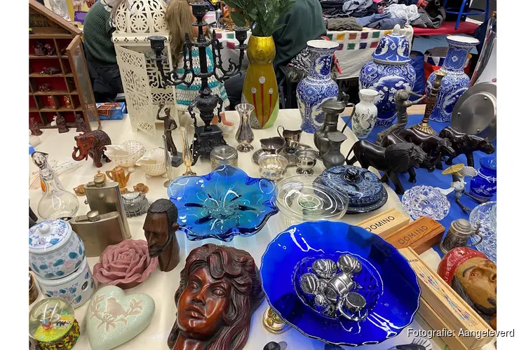 Snuffelen en scoren op de vlooienmarkt in Medemblik
