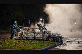 Auto door brand verwoest op honderd meter van brandweerkazerne