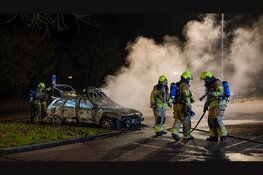 Auto door brand verwoest op honderd meter van brandweerkazerne