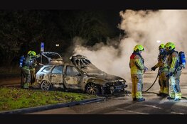 Auto door brand verwoest op honderd meter van brandweerkazerne