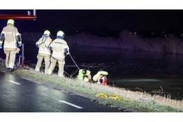 Grote zoekactie nadat auto in vaart belandt, zwaargewonde uit auto gehaald