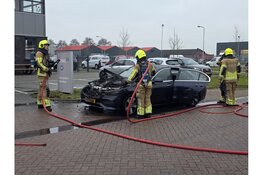 Auto vliegt in brand in de Goorn