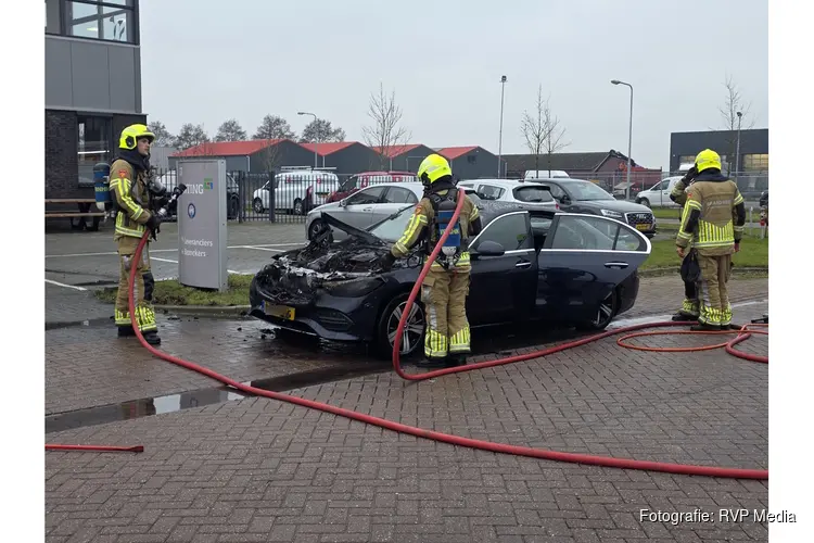 Auto vliegt in brand in de Goorn