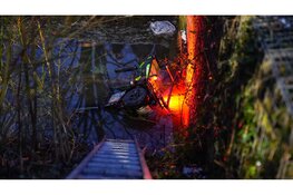 Oudere vrouw belandt met scootmobiel in water, omstanders redden slachtoffer