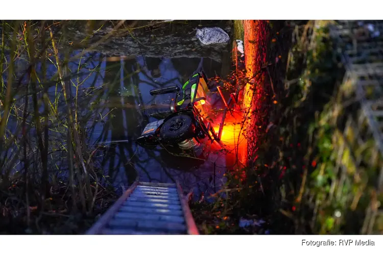 Oudere vrouw belandt met scootmobiel in water, omstanders redden slachtoffer