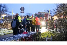 Oudere vrouw belandt met scootmobiel in water, omstanders redden slachtoffer