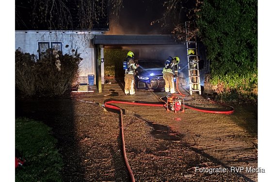 Autobrand onder carport bij woning aan de Lekerweg in Wijdenes