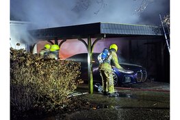 Autobrand onder carport bij woning aan de Lekerweg in Wijdenes