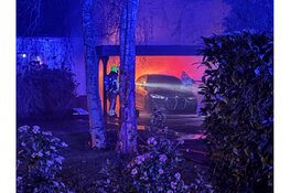 Autobrand onder carport bij woning aan de Lekerweg in Wijdenes