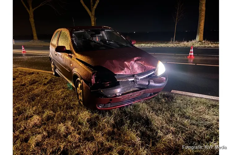 Auto knalt door gladheid op lantaarnpaal in Wijdenes
