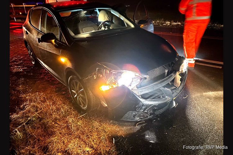Auto botst op vrachtwagen door gladheid