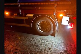 Auto botst op vrachtwagen door gladheid