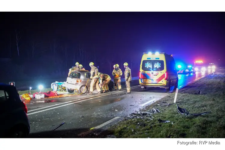 Zwaargewonde slachtoffer bevrijdt door brandweer uit auto bij frontale botsing door gladheid op N505 bij Hoogkarspel