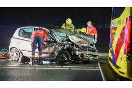 Zwaargewonde slachtoffer bevrijdt door brandweer uit auto bij frontale botsing door gladheid op N505 bij Hoogkarspel
