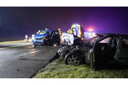 Zwaargewonde slachtoffer bevrijdt door brandweer uit auto bij frontale botsing door gladheid op N505 bij Hoogkarspel