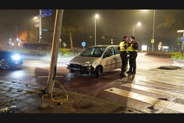 Automobilist schiet over rotonde en ramt lantaarnpaal
