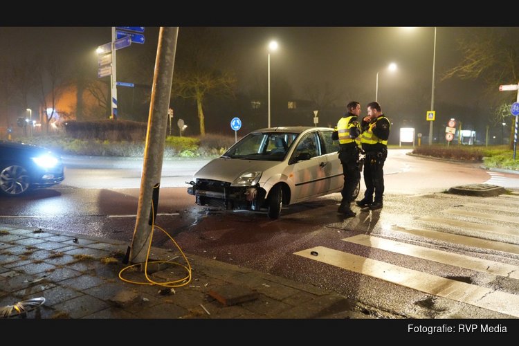 Automobilist schiet over rotonde en ramt lantaarnpaal