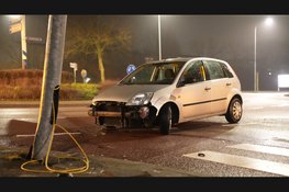 Automobilist schiet over rotonde en ramt lantaarnpaal