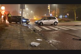 Automobilist schiet over rotonde en ramt lantaarnpaal