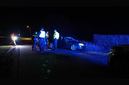 Auto belandt in sloot Wervershoof, bestuurder aangehouden