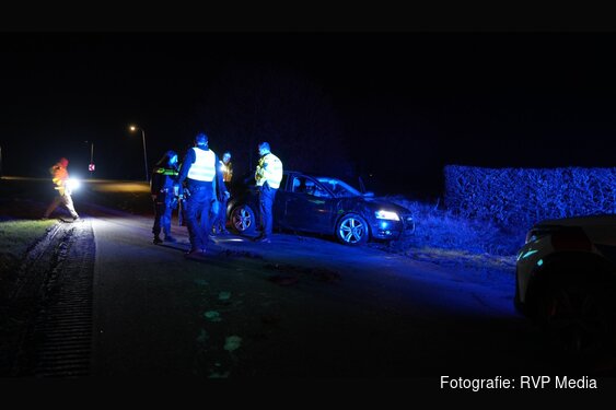 Auto belandt in sloot Wervershoof, bestuurder aangehouden
