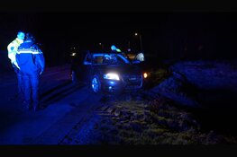 Auto belandt in sloot Wervershoof, bestuurder aangehouden