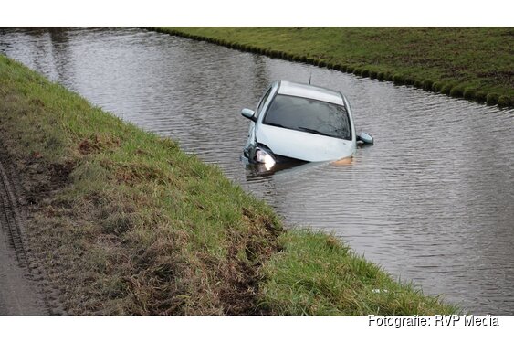 Automobiliste schiet in de slip en belandt met auto in sloot
