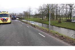 Automobiliste schiet in de slip en belandt met auto in sloot