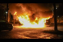 Bestelbus volledig in lichterlaaie op parkeerplaats in Hoorn