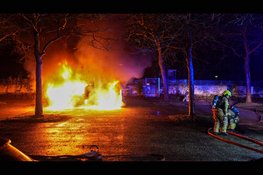 Bestelbus volledig in lichterlaaie op parkeerplaats in Hoorn