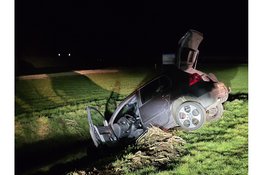 Auto schiet te water vanaf parkeerplaats