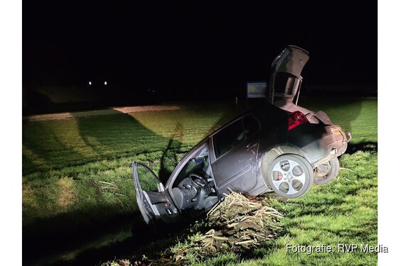 Auto schiet te water vanaf parkeerplaats