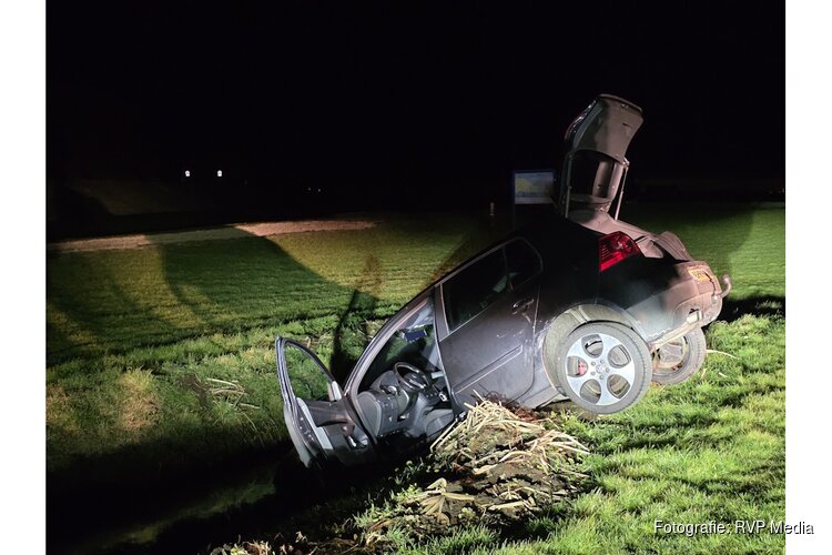 Auto schiet te water vanaf parkeerplaats