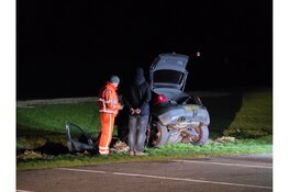 Auto schiet te water vanaf parkeerplaats