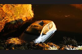 Auto belandt in het water in Venhuizen