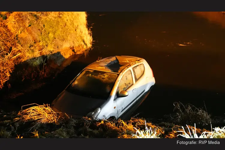 Auto belandt in het water in Venhuizen
