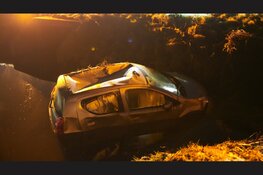 Auto belandt in het water in Venhuizen