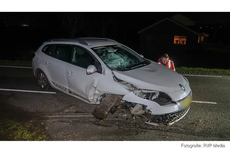 Auto zwaarbeschadigd na knal tegen brievenbus op dijk Obdam