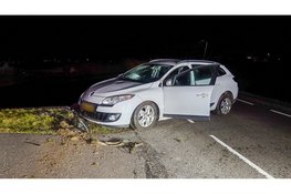 Auto zwaarbeschadigd na knal tegen brievenbus op dijk Obdam