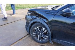 Auto's botsen bijna frontaal op elkaar in bocht Berkhout. Honden ongedeerd