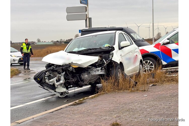 Veel schade bij aanrijding tussen twee auto’s in Medemblik