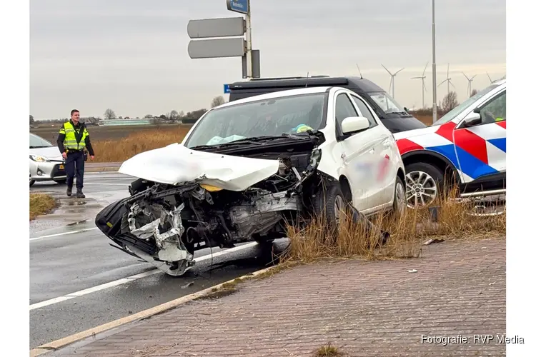 Veel schade bij aanrijding tussen twee auto’s in Medemblik